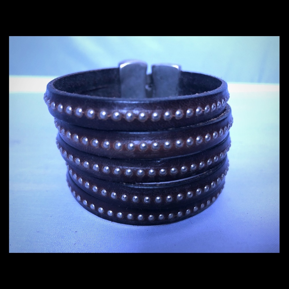 UNO de 50 leather and silver bracelet.